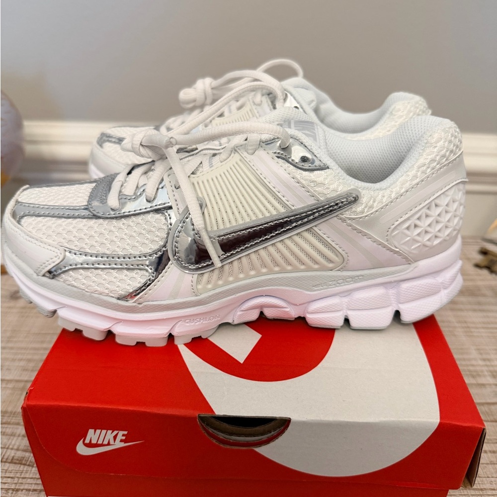 NEW Nike Zoom Vomero 5 — White/Metallic Silver — Women’s 7.5 / Men’s 6